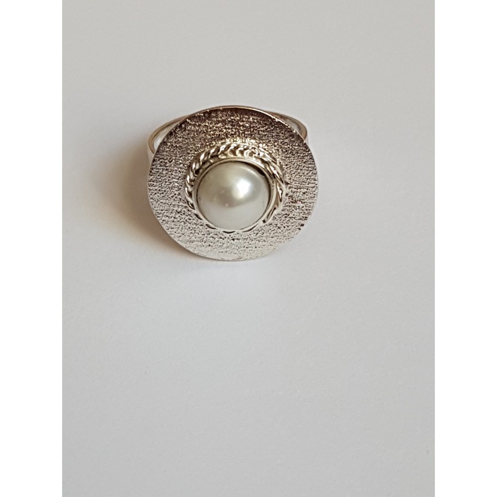 Engagement ring made entirely by hand in Ag925 silver and SoftWhites white pearl