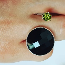 Ring made entirely by hand in Ag925 silver, black faceted Swarovski crystal and peridot