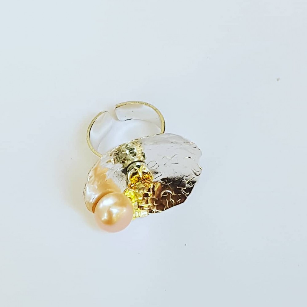 Ring made entirely by hand in Ag925 silver, cultured pearl and citrine Forepleasure