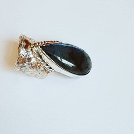 Ring made entirely by hand in Ag925 silver and natural labradorite In the Afterglow
