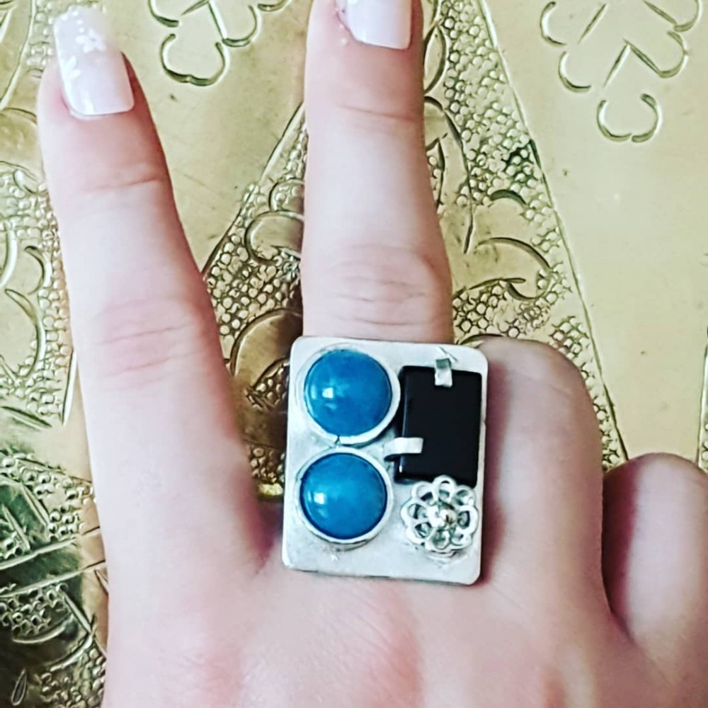 Sterling silver ring with natural aquamarine stones and onyx